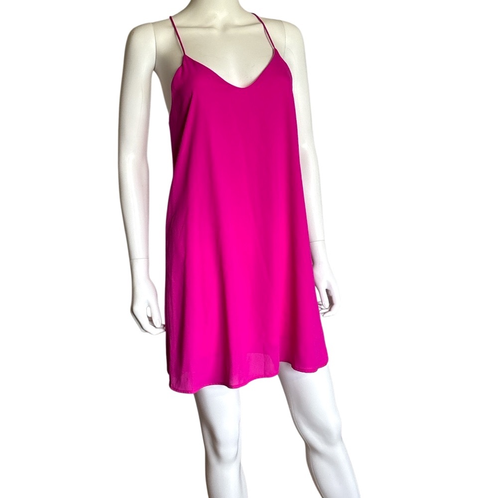 Style Rack Pink Chemise with Spaghetti Straps and V-Neckline
Size S.